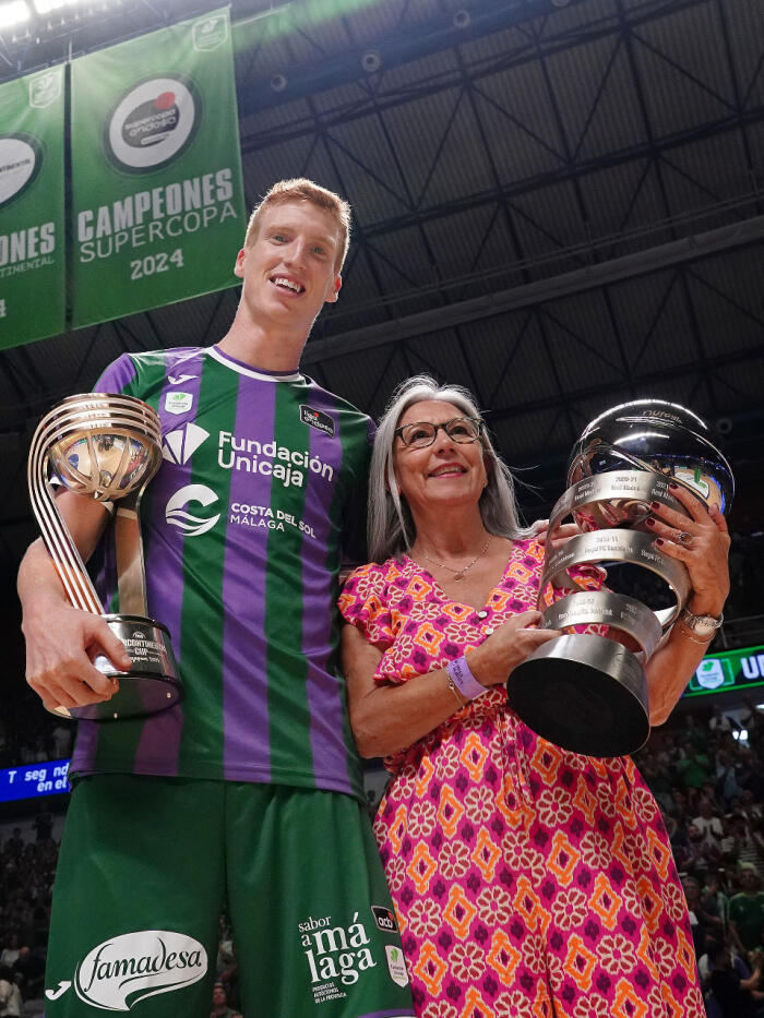 Toñi García posa con Alberto Díaz y los trofeos conseguidos por Unicaja esta temporada, la FIBA Interncontinental Cup y la Supercopa Endesa