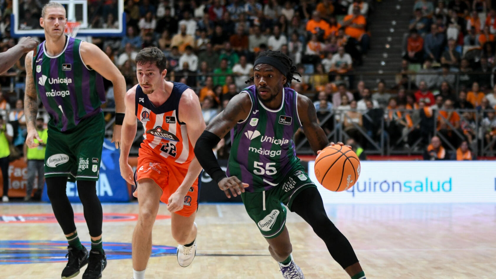 Hard-fought victory in La Coruña to remain undefeated (83-90)