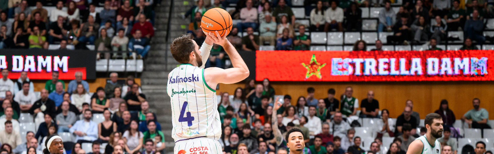 Tyler Kalinoski lanza una suspensión ante el Joventut.