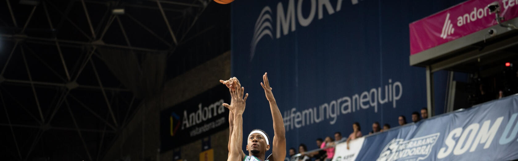 Kameron Taylor lanza ante Stan Okoye en Andorra.