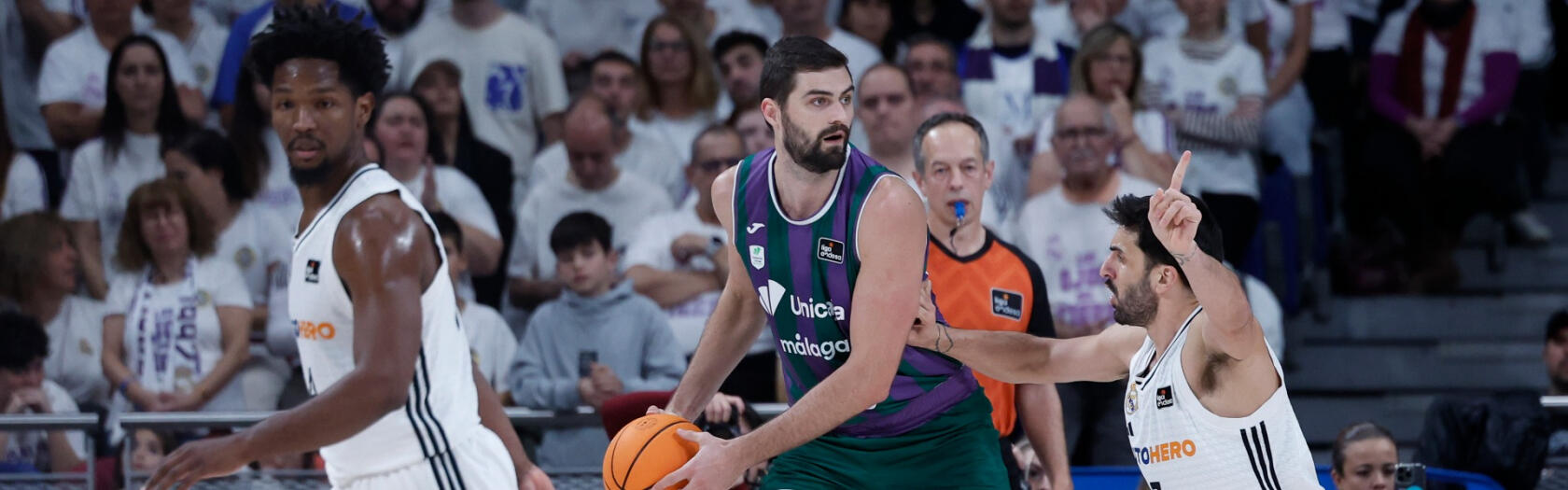 David Kravish busca un pase ante Facundo Campazzo.