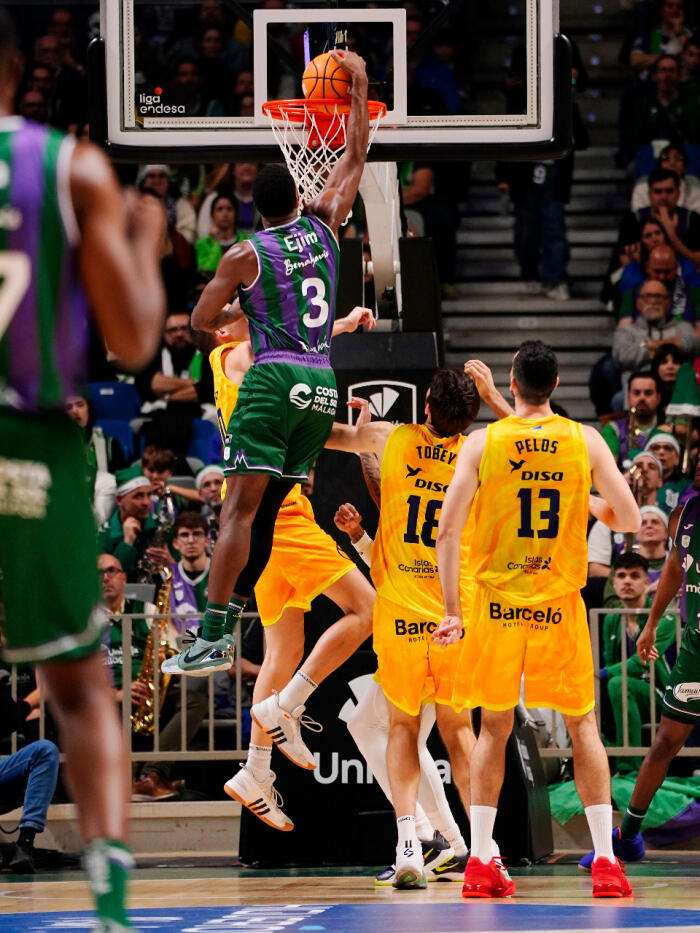 Melvin Ejim hace un mate