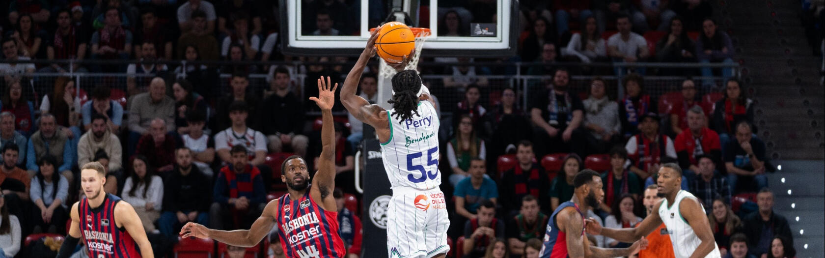 Kendrick Perry lanza un triple frente al Baskonia.