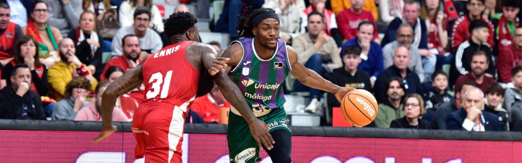 Kendrick Perry trata de desbordar a Dylan Ennis.