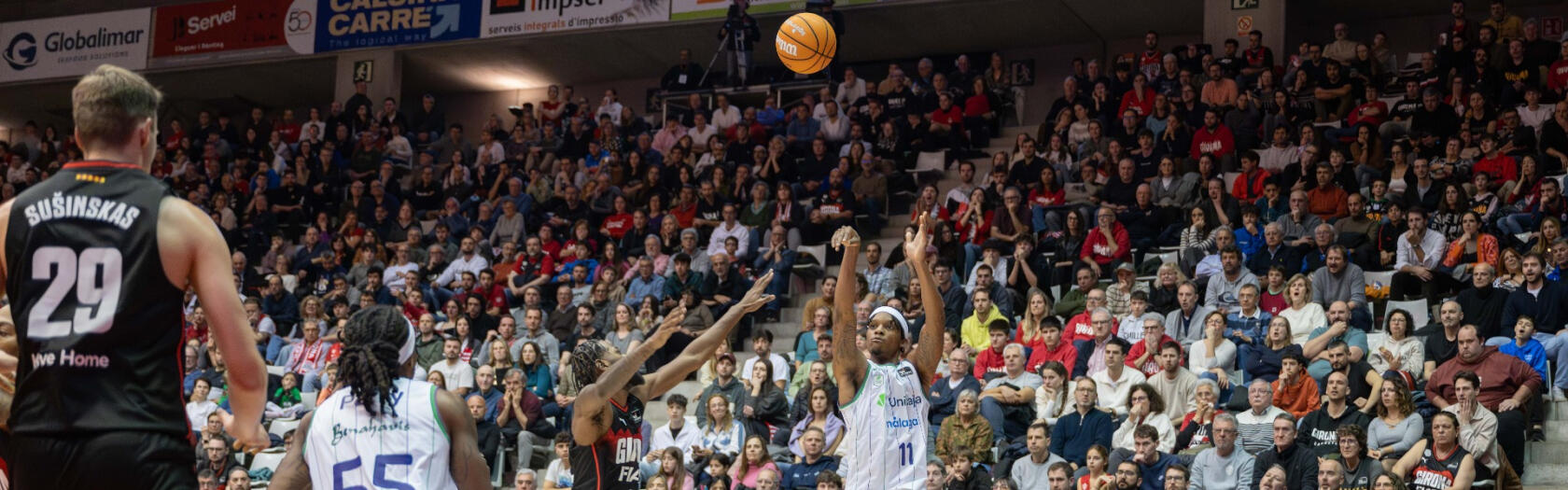 Tyson Carter lanza un triple frente al Bàsquet Girona.