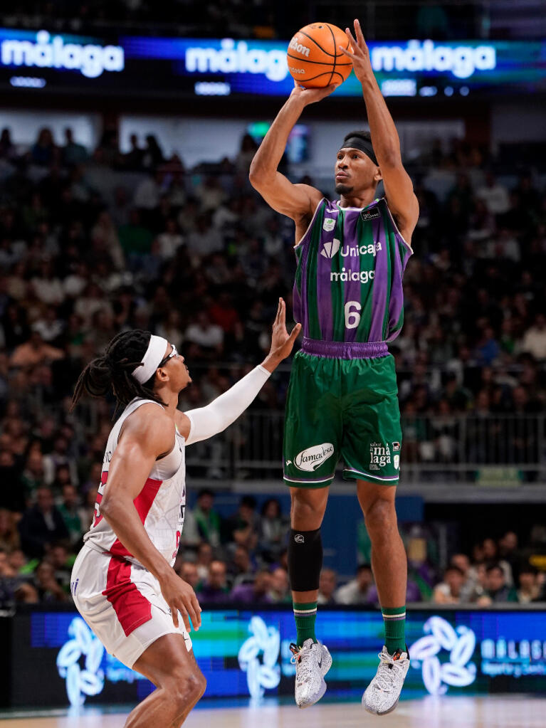 Kameron Taylor se levanta ante la mirada de Chima Moneke