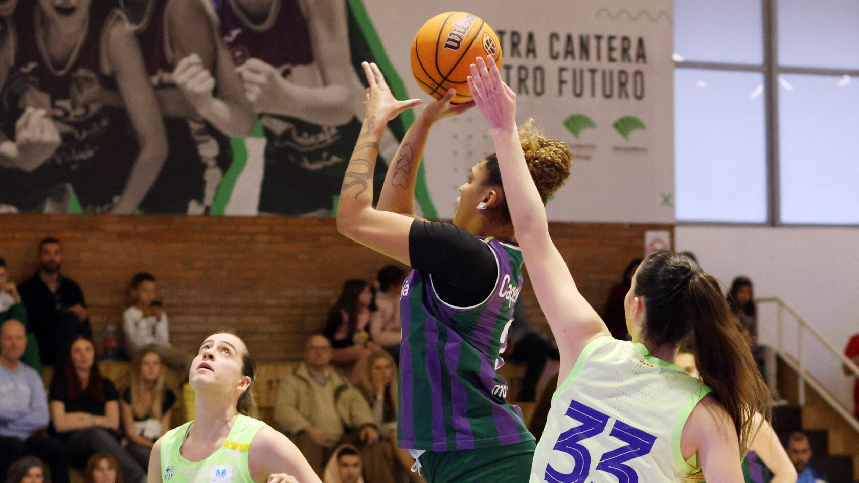 El Unicaja Mijas sufre para doblegar al Barça CBS (78-72)